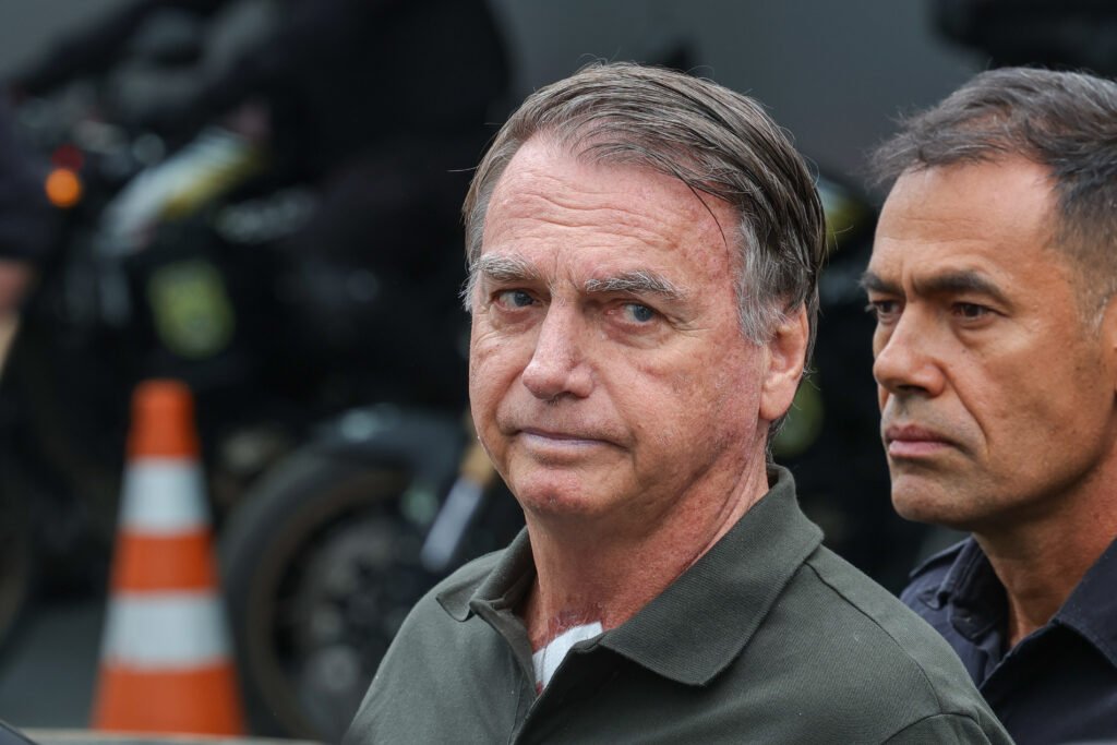 Ex presidente Bolsonaro deixando o hospital