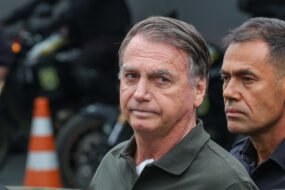 Ex presidente Bolsonaro deixando o hospital