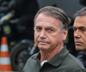 Ex presidente Bolsonaro deixando o hospital