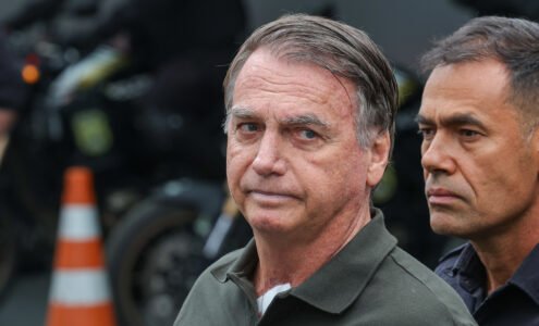 Ex presidente Bolsonaro deixando o hospital